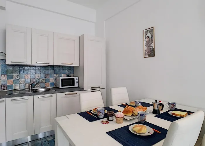 Nestor&jeeves - Royal - Central, Close Sea Nice
