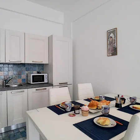 Nestor&jeeves - Royal - Central, Close Sea 니스