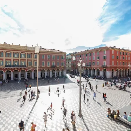 Nestor&jeeves - Royal - Central, Close Sea